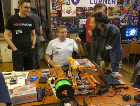 Maestro Ikon next to his 3D Printer (and Tomb Raider PedroS) Maestro Ikon next to his 3D Printer (and Tomb Raider PedroS)